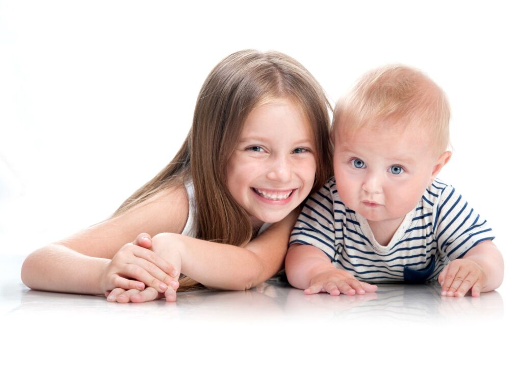 Lächelndes Kind und Baby - Homöopathie für Kinder 