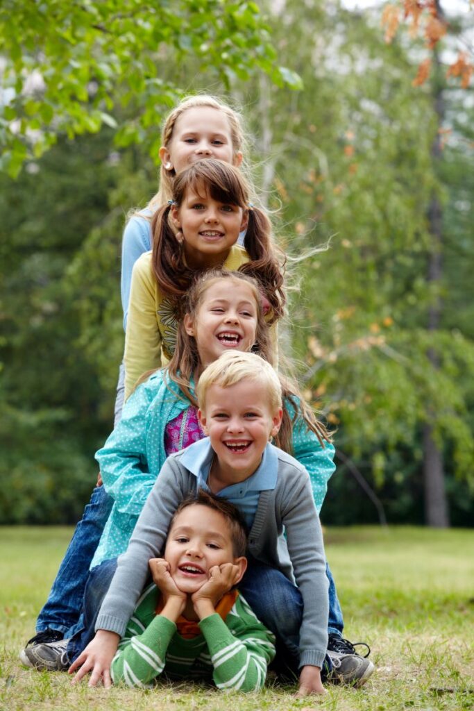 Mehrere Kinder im Freien am Spielen